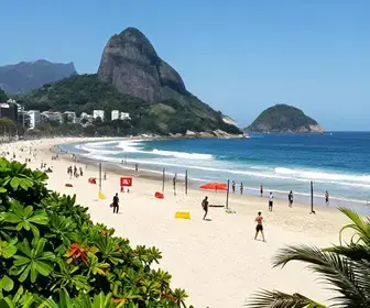 Atividades Esportivas na Praia de Camburi: O Destino Ideal para os Amantes do Esporte