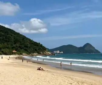 Descubra as Belas Praias de Vitória, ES: Um Roteiro Completo
